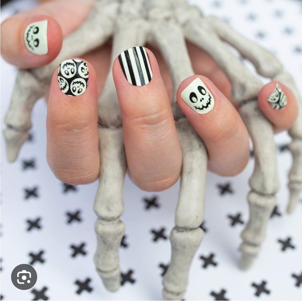 *Retired* Color Street: Boo Crew | Halloween Glow in the Dark Stripes Skull - Picture 7 of 12